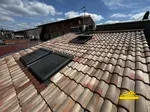 Toiture équipée de Velux pour maximiser la lumière naturelle.