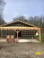 Deuxième toiture de maison de campagne rénovée avec des matériaux modernes.