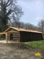Toiture d' une maison de campagne avec vue sur les alentours naturels.