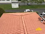 Toiture avec closoire ventilé en plomb rouge pour une finition élégante et une ventilation optimale.