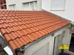 Toiture installée avec gouttière pour une évacuation efficace des eaux.