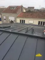 Vue aérienne de la toiture d' une maison en cours de rénovation.