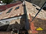 Toiture en méridionale pastelle installée pour une esthétique élégante et durable.
