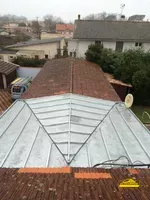 Troisième bac terrasse à tasseaux en zinc installé sur le toit d' une maison.