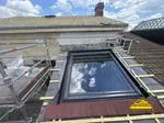 Installation d'une fenêtre de toit Velux pour plus de lumière.