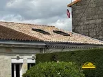 Vue des Velux installés sur le toit, depuis le sol.