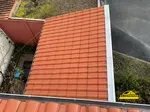 Vue aérienne de la toiture pour apprécier le travail de couverture.