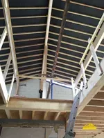 Vue de l' intérieur de la toiture montrant les travaux de rénovation.
