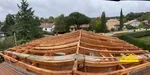 Vue large de la charpente en bois sur une maison en construction.
