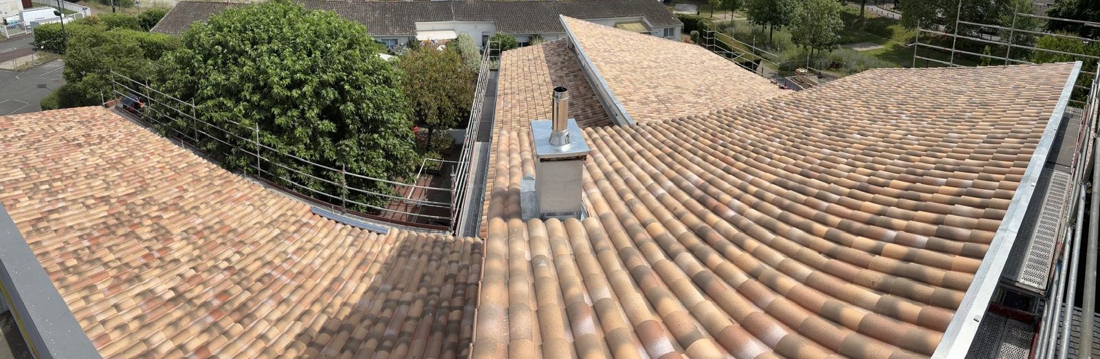 Vue aérienne d'une maison en construction avec la charpente posée, réalisée par un couvreur professionnel