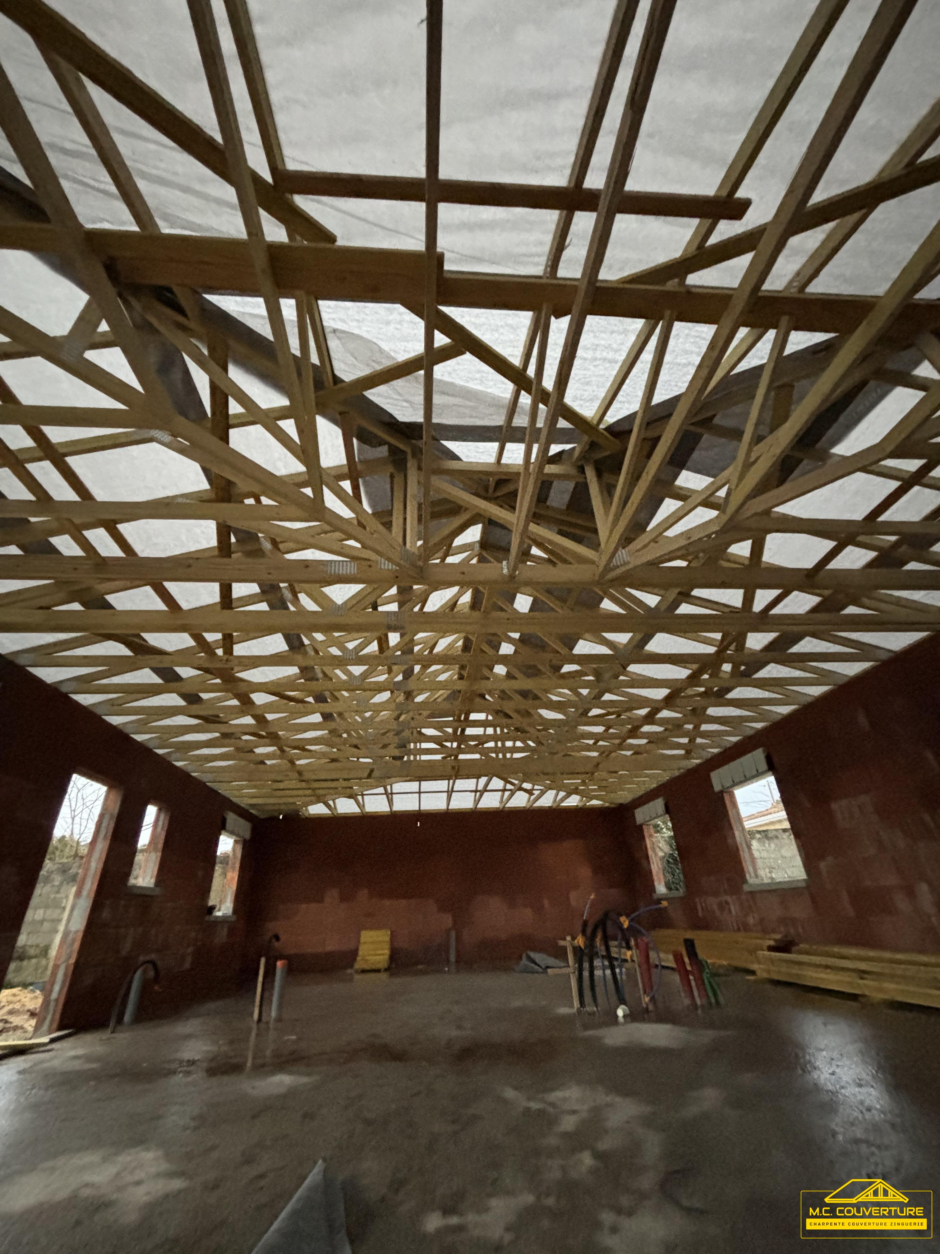 Service de charpente traditionnelle, construction et rénovation de structures en bois robustes et durables pour toitures et bâtiments.