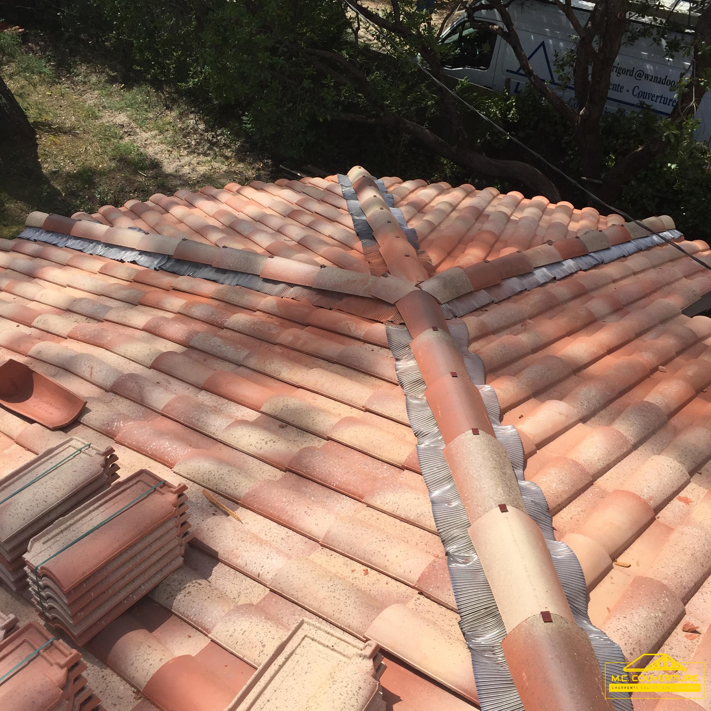 Service de couverture professionnelle, installation et rénovation de toitures de haute qualité par des couvreurs expérimentés.