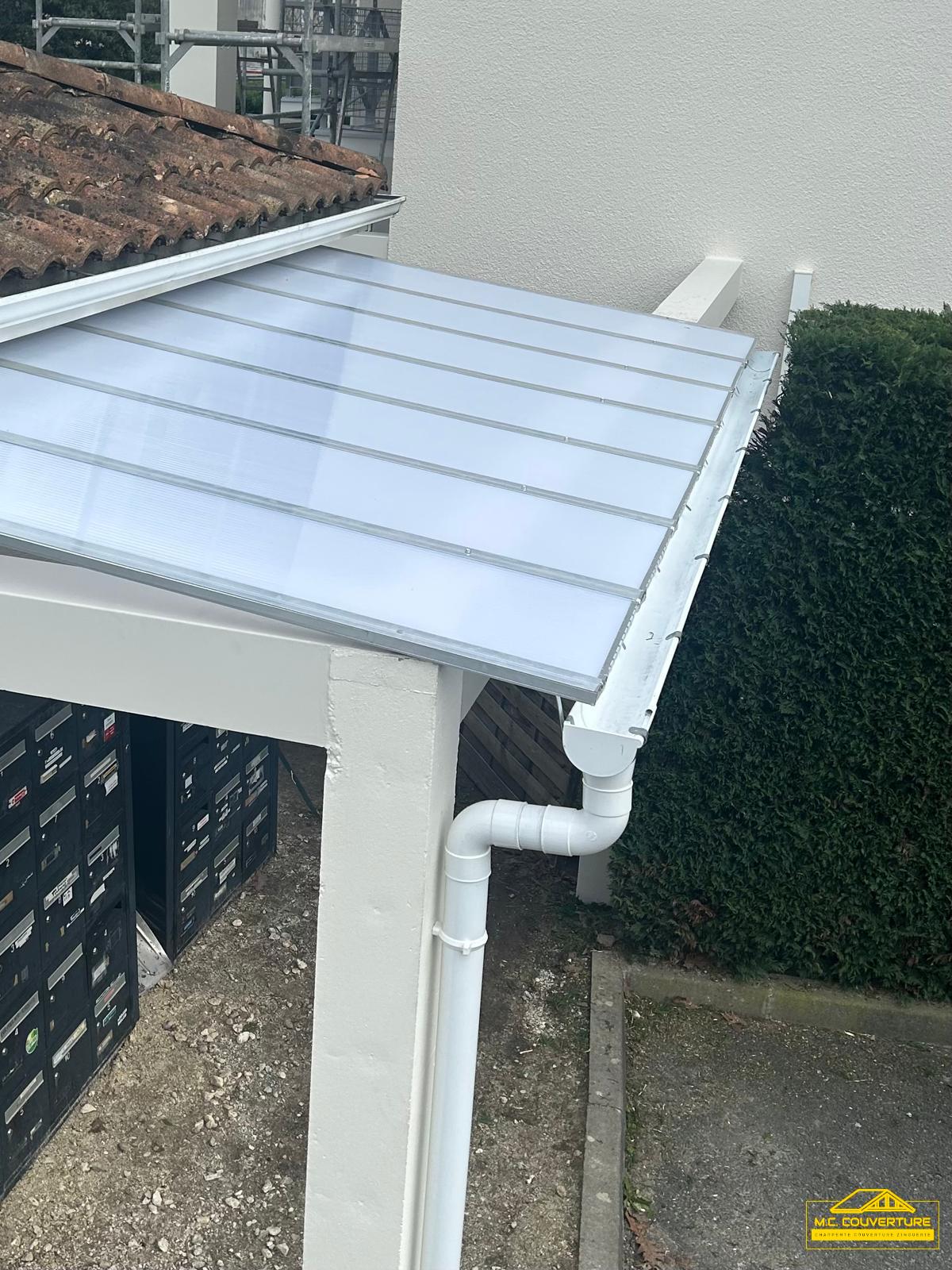 Installation professionnelle de gouttières en PVC