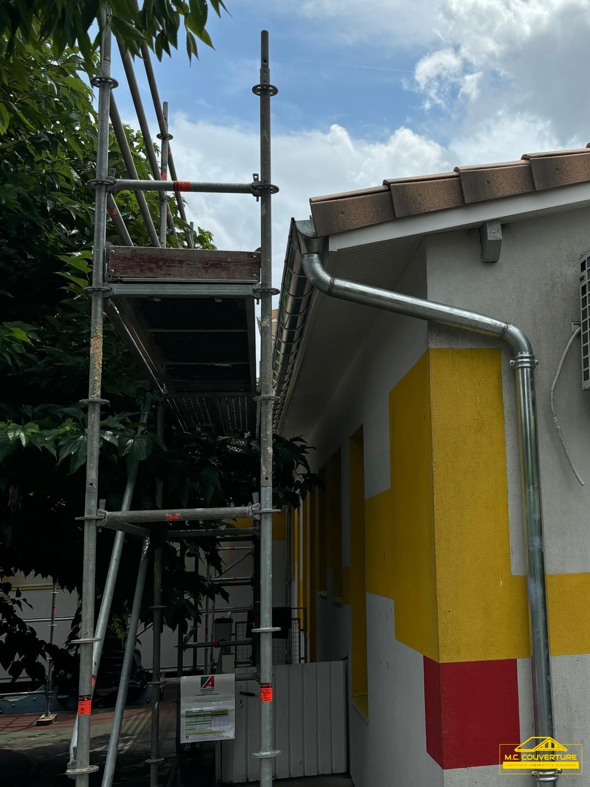 Installation professionnelle de gouttières en zinc, avec expertise en soudure sur zinc pour des finitions durables et étanches.