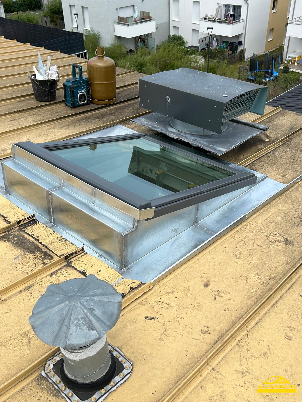 Service de pose de Velux, installation de fenêtres de toit pour apporter lumière naturelle et ventilation aux espaces sous toiture.